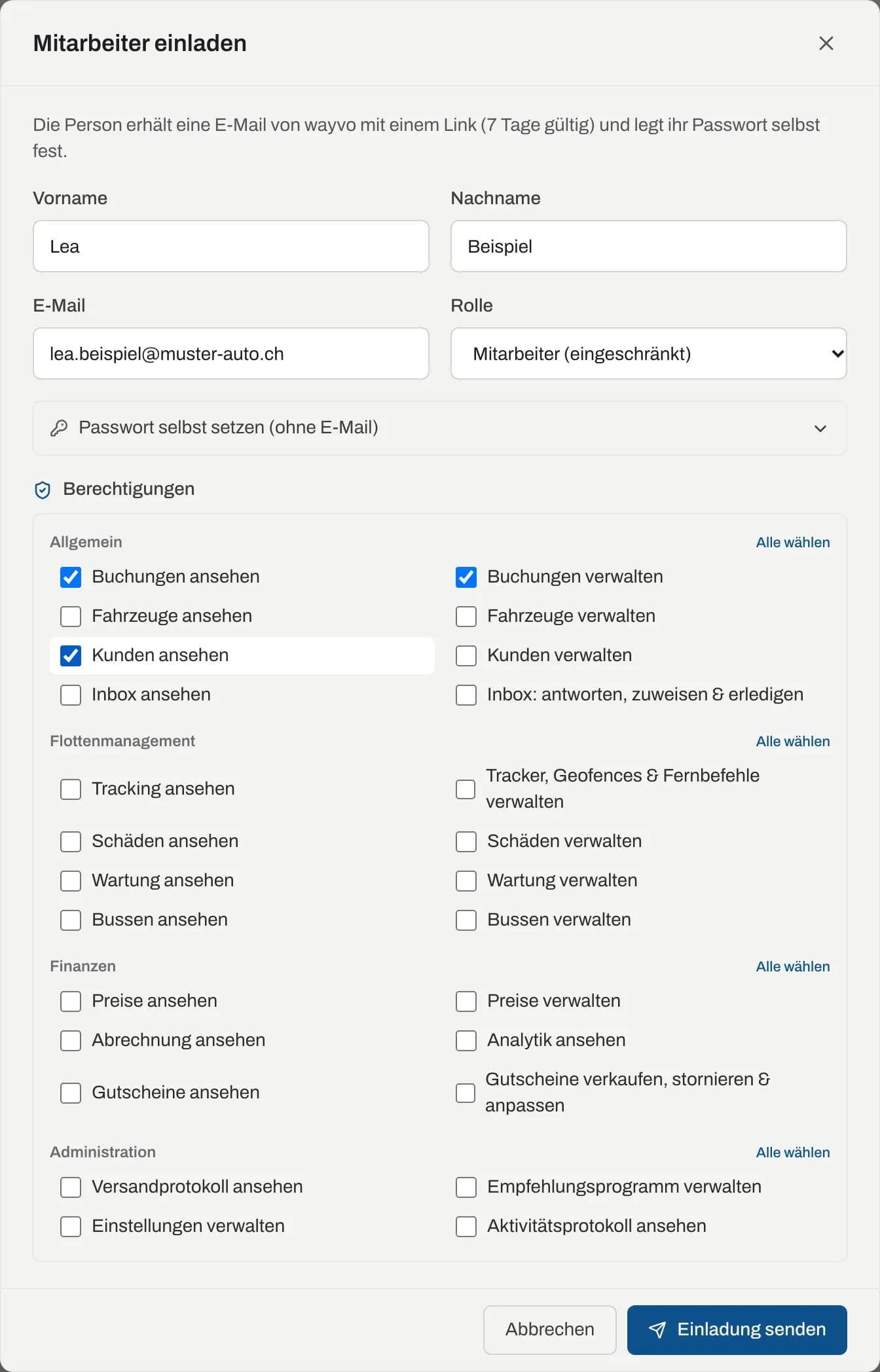 Dialog Mitarbeiter einladen mit Name, E-Mail, Rolle und Berechtigungen