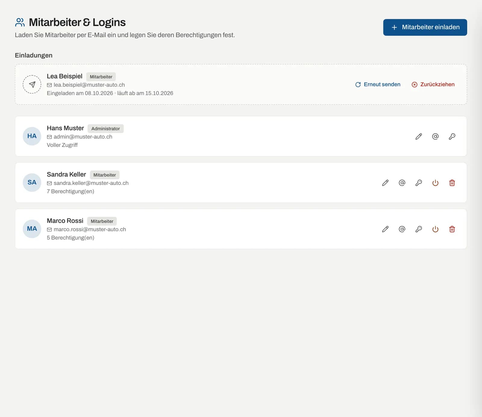 Seite Mitarbeiter & Logins mit einer offenen Einladung und drei Logins
