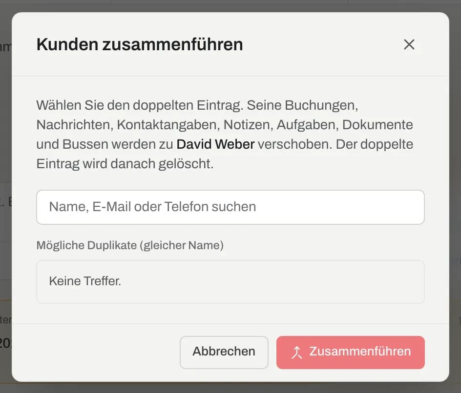 Dialog «Kunden zusammenführen» mit Suche und vorgeschlagenen Duplikaten
